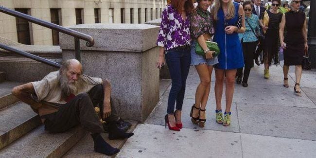 homeless-man-and-fashionistas
