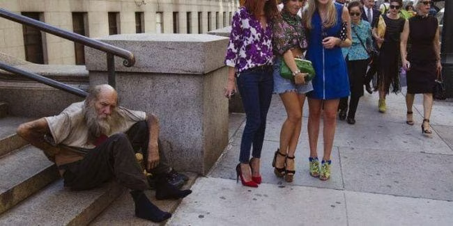 homeless-man-and-fashionistas
